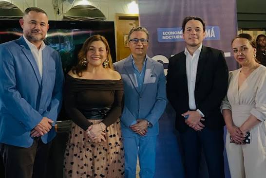 Delegación del CIHET frente al pendón de Economía Nocturna Panamá.