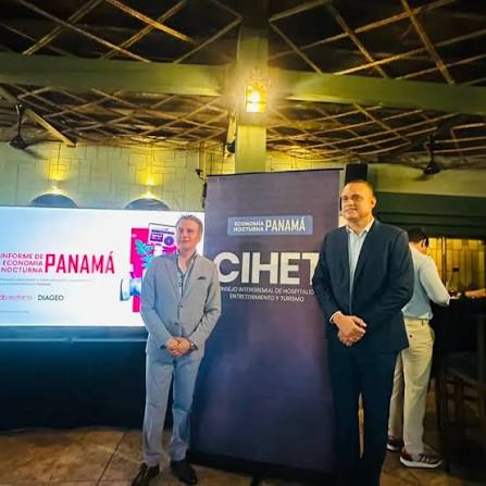 Presentación del Informe de Economía Nocturna de Panamá junto al pendón del CIHET.