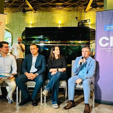 Panel de conversación durante la instalación del CIHET en Ciudad de Panamá.